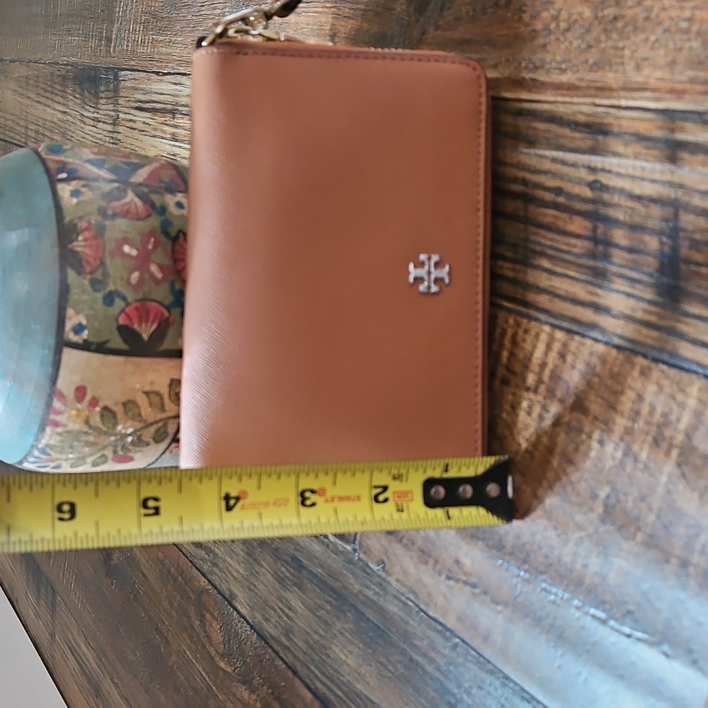 Tory Burch Women's Tan Leather Clutch Wristlet / Wallet. - Picture 13 of 13